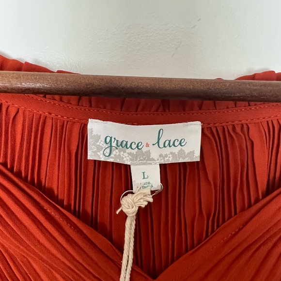 Grace and Lace Pleated top. - Picture 3 of 3